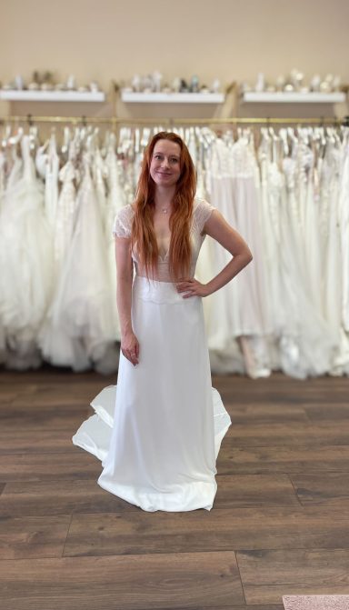 Brautkleid mit transparentem Spitzenoberteil 